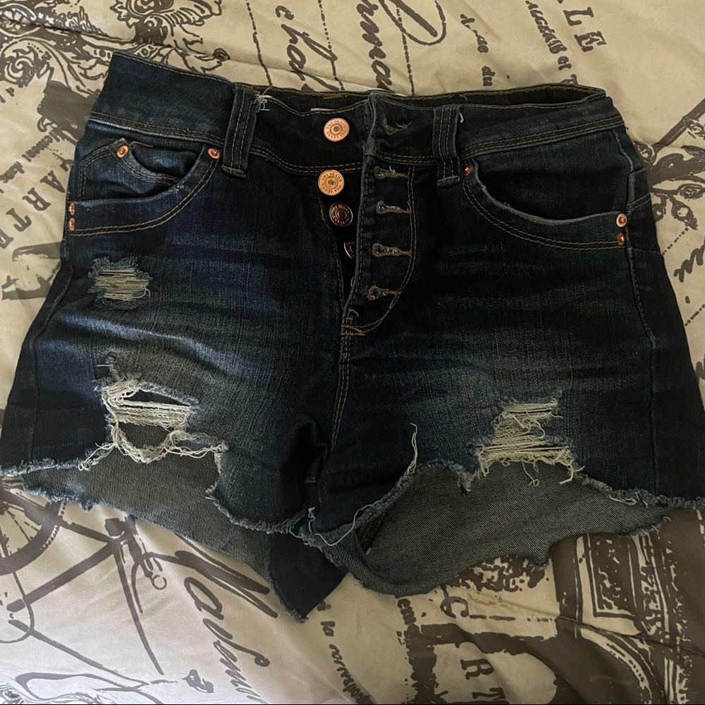 1/25 WannaBettaButt Distressed Shorts